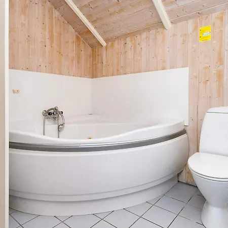 Four-bedroom Holiday In 1