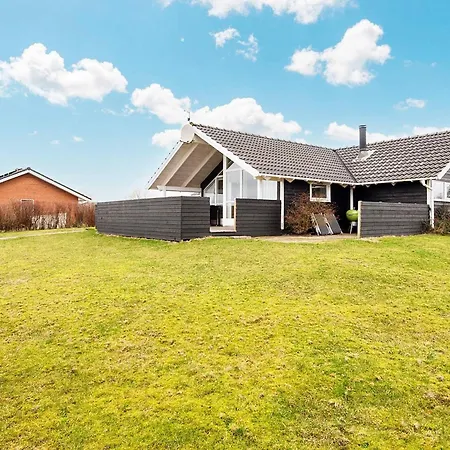 Four-bedroom Holiday In 1