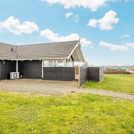 Four-bedroom Holiday In 1 Holiday home *